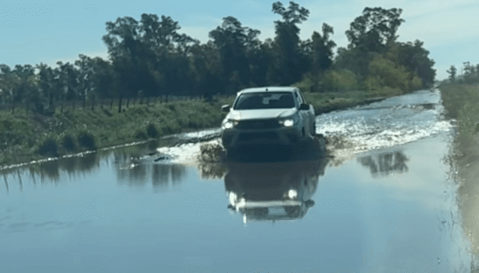 Inundaciones: Bullrich se reunirá con productores, mientras Buenos Aires volvió a criticar a la Nación 5 camino rural inundado