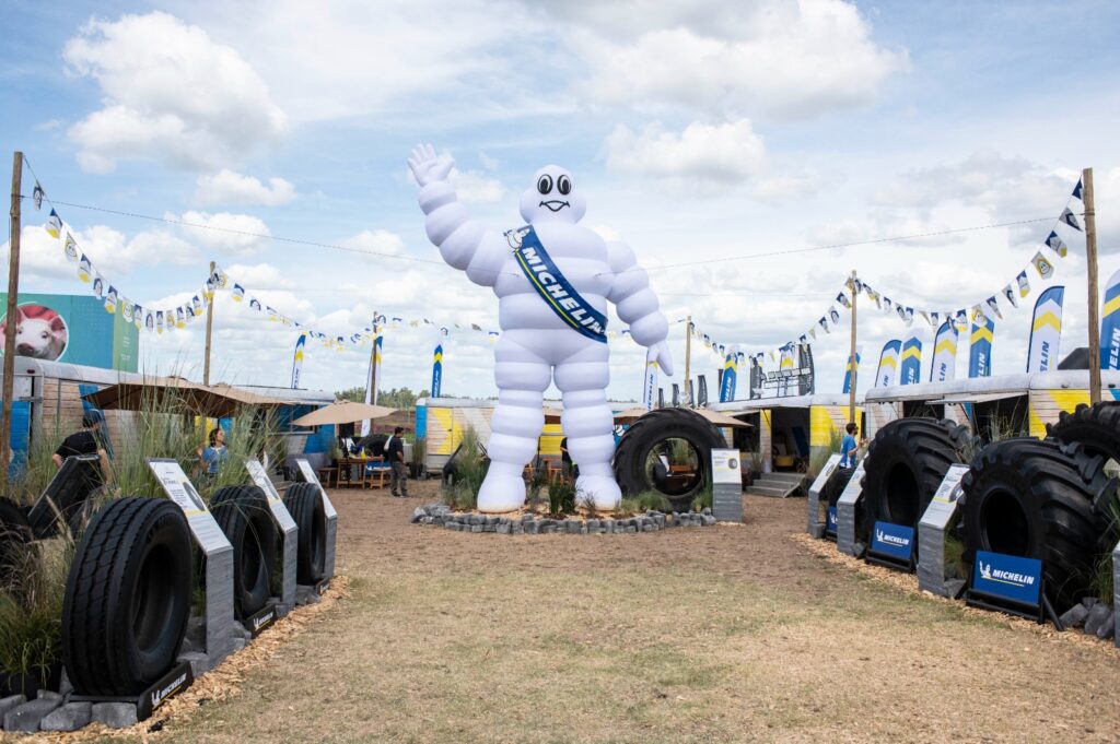 Los desarrollos de Michelin buscan reducir la compactación del suelo, mejorar la tracción de las máquinas, disminuir el patinamiento y optimizar el consumo de combustible, variables que impactan directamente en la productividad agrícola.