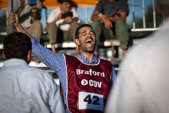 Genética en acción: ejemplares Braford compiten en pista bajo estrictos criterios de funcionalidad y calidad carnicera.