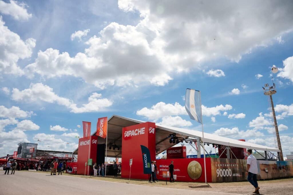 La presentación de la 90000 Air Drill convocó a una gran cantidad de productores y técnicos, reflejando el interés del sector por la nueva tecnología.