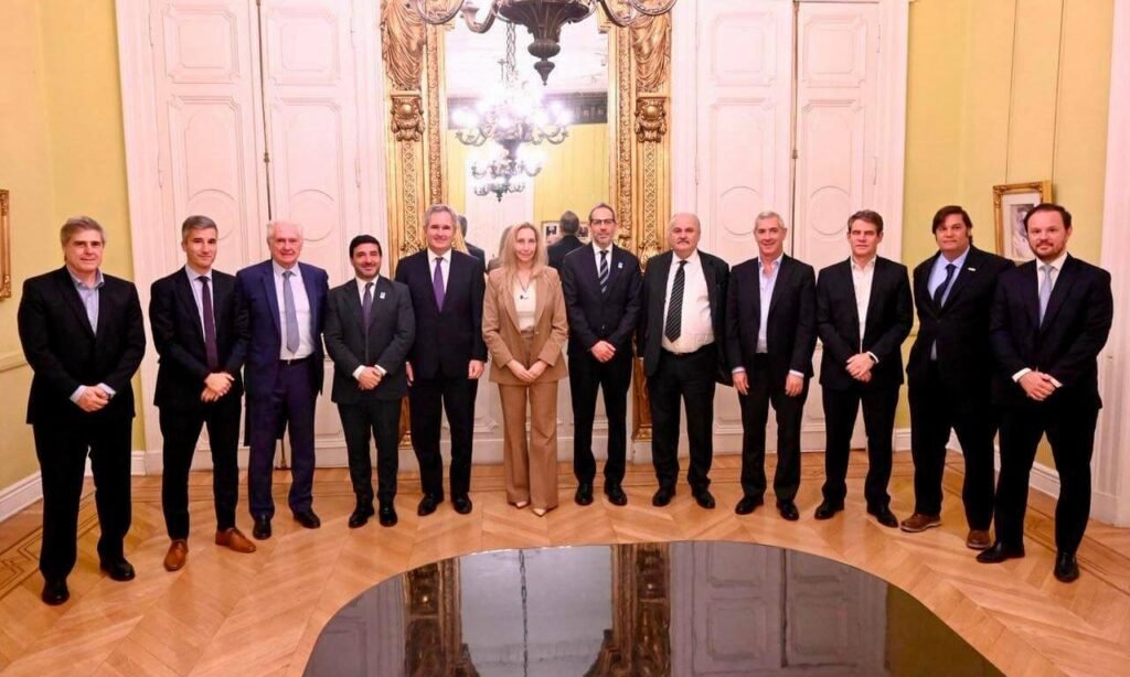 Funcionarios nacionales y empresarios del sector cárnico posan tras anunciar la misión que llevará la carne argentina a competir en Estados Unidos.