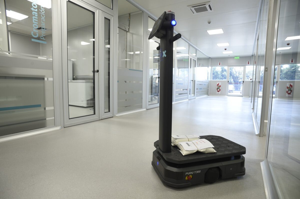 Robot trasladando muestras en el laboratorio