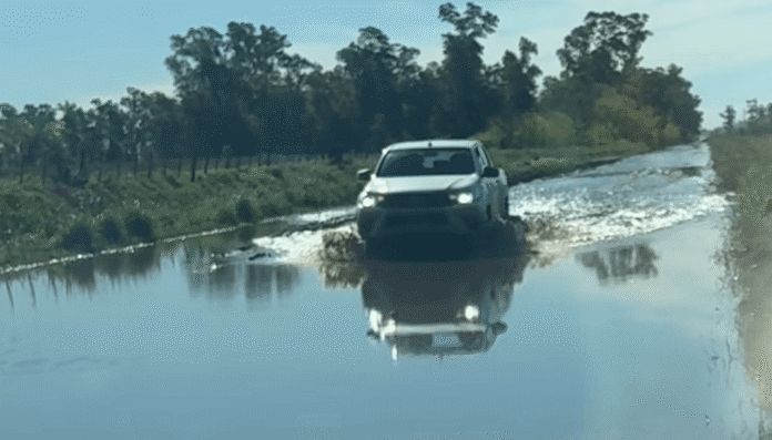 camino rural inundado