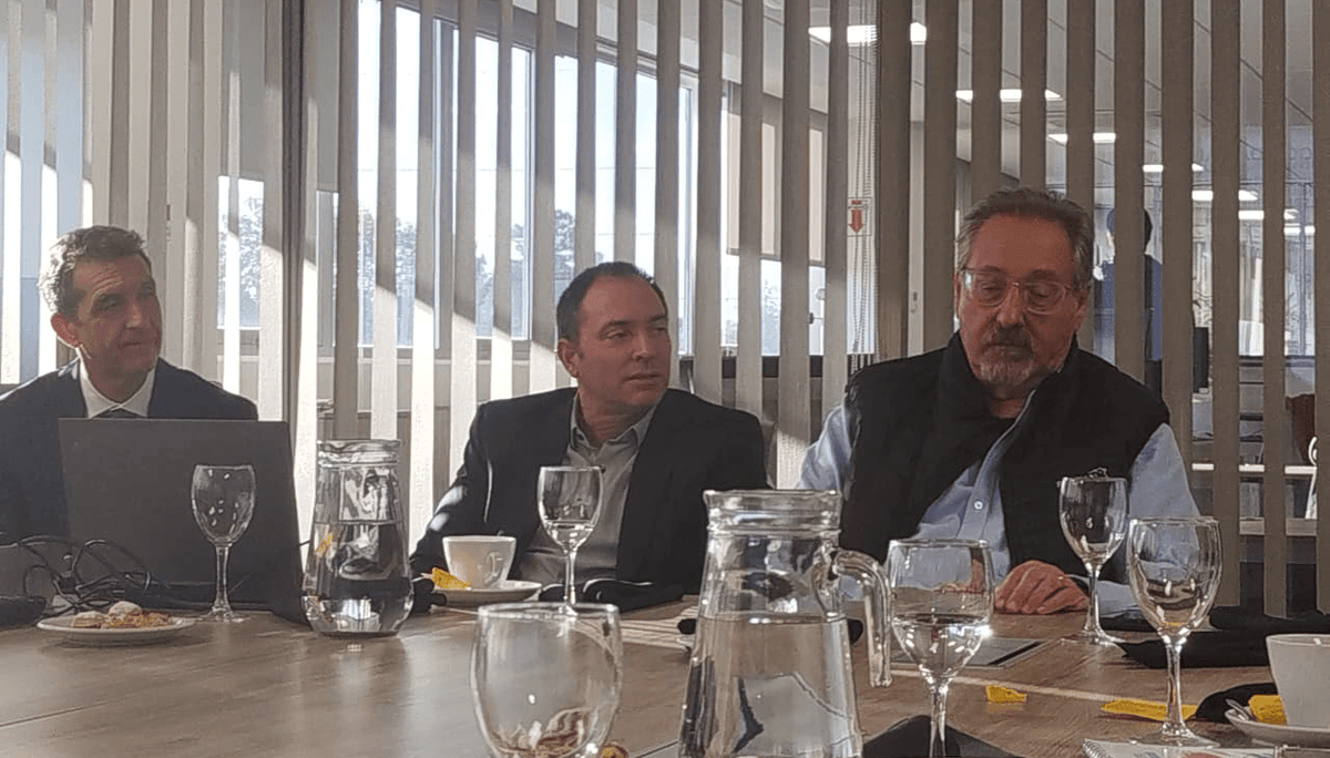 Responsables del laboratorio y representantes del mercado ganadero