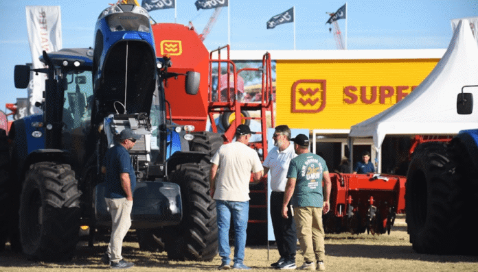 tractor gente ventas expoagro