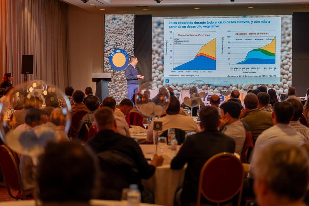 Saco de fertilizante granular en un lote, ilustrando aplicación de nutrientes combinados