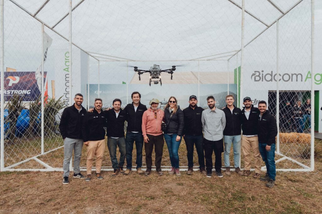 Ambas organizaciones trabajarán en la generación de información a campo sobre eficiencia de aplicación, calidad de cobertura y buenas prácticas, con el objetivo de promover una adopción más eficiente y sustentable de esta tecnología.