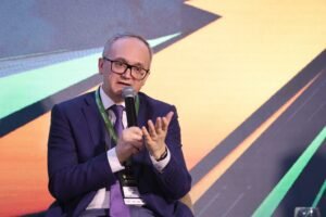 Al cabo de veinticinco años de intensidad negociadora, desde enero de 2026 y con rapidez en su cierre, el acuerdo entre los bloques sudamericano y europeo fue firmado, aprobado y puesto en vigencia, abriendo nuevas oportunidades comerciales y de inversión.
