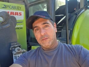 Pedro Vidal, responsable de Servicio Técnico en la sede de CLAAS en Tucumán,  pone en valor el rol que tienen el serivicio de postventa  para quienes están en el campo, cuando cada minuto cuenta.
En maquinaria agrícola, la relación con el cliente no termina cuando una máquina se entrega.