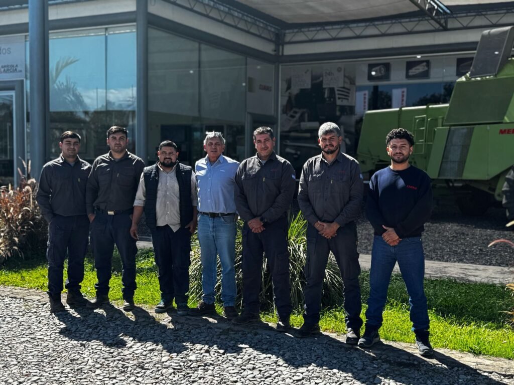 Pedro Vidal, responsable de Servicio Técnico en la sede de CLAAS en Tucumán,  pone en valor el rol que tienen el serivicio de postventa  para quienes están en el campo, cuando cada minuto cuenta.
En maquinaria agrícola, la relación con el cliente no termina cuando una máquina se entrega.