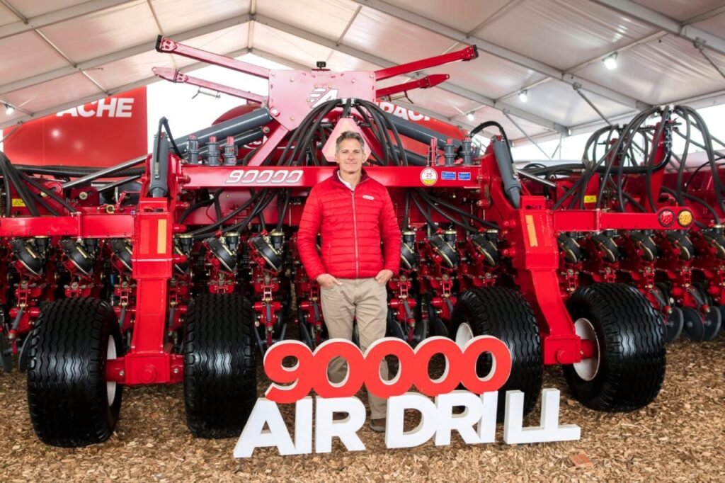 La nueva Apache 90000 fue una de las grandes novedades de la muestra, diseñada para ofrecer mayor ancho de labor y autonomía en la siembra de granos finos.