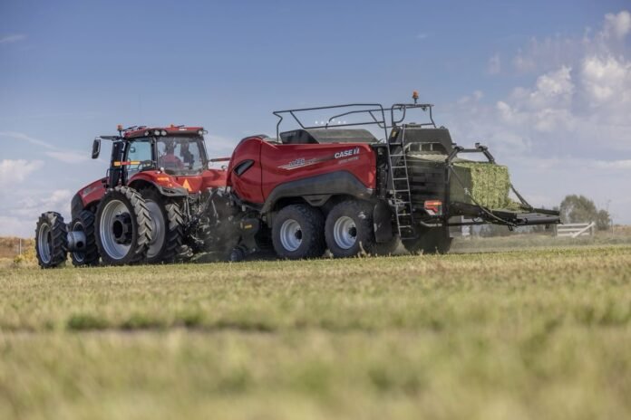 Case IH presenta en AgroActiva su nueva enfardadora de alta densidad LB436 HD.