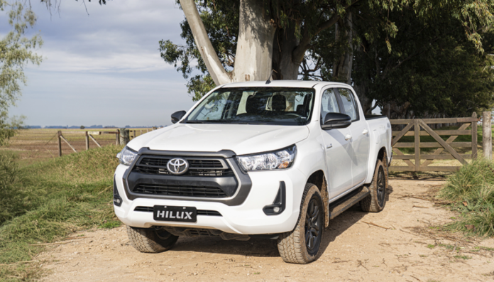 hilux en el campo tranquera