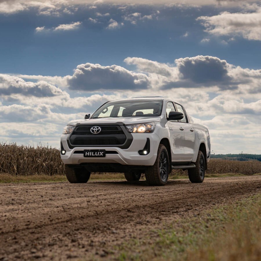 hilux en un camino rural
