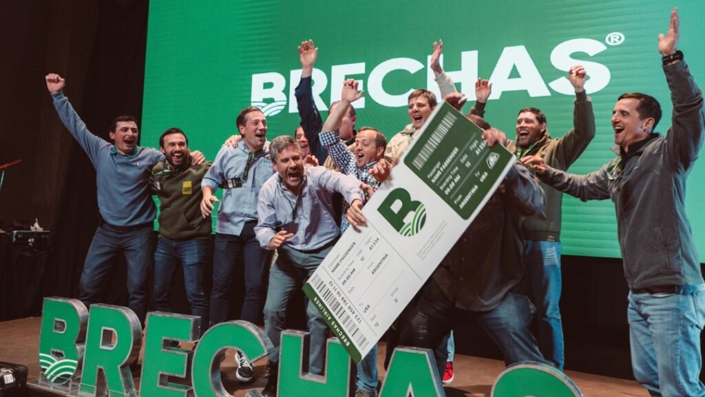 Bajo la campaña «Ser pioneros es ser los primeros», la compañía suma a los festejos por su centenario una nueva batería de materiales genéticos y los resultados de Brechas, su programa de validación de estrategias de manejo a campo.
