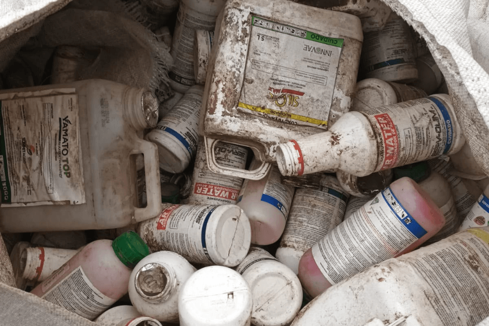 Clausuran una empresa con graves irregularidades en el manejo de envases de fitosanitarios 2 envases vacios fitosanitarios