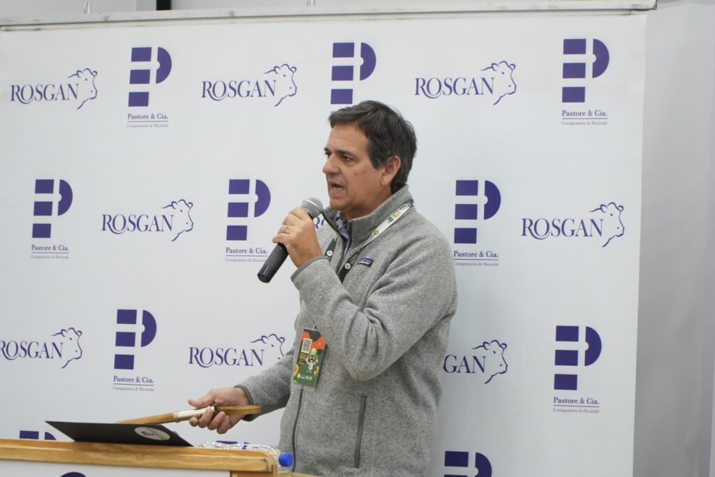 La firma Pastore y Cía., uno de los socios operadores del mercado ganadero de la Bolsa de Comercio de Rosario, encabezó la última subasta del Congreso Aapresid 2026 con la fuerza de Expoagro. La jornada reunió hacienda para faena e invernada y contó con una amplia participación de compradores.
