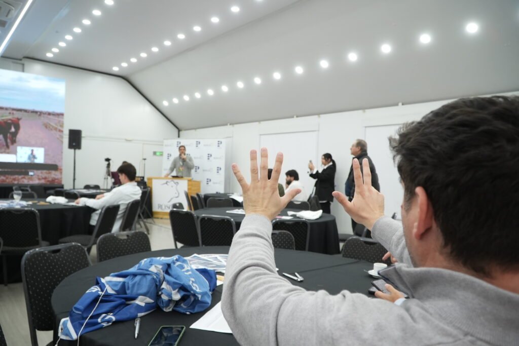 La firma Pastore y Cía., uno de los socios operadores del mercado ganadero de la Bolsa de Comercio de Rosario, encabezó la última subasta del Congreso Aapresid 2026 con la fuerza de Expoagro. La jornada reunió hacienda para faena e invernada y contó con una amplia participación de compradores.