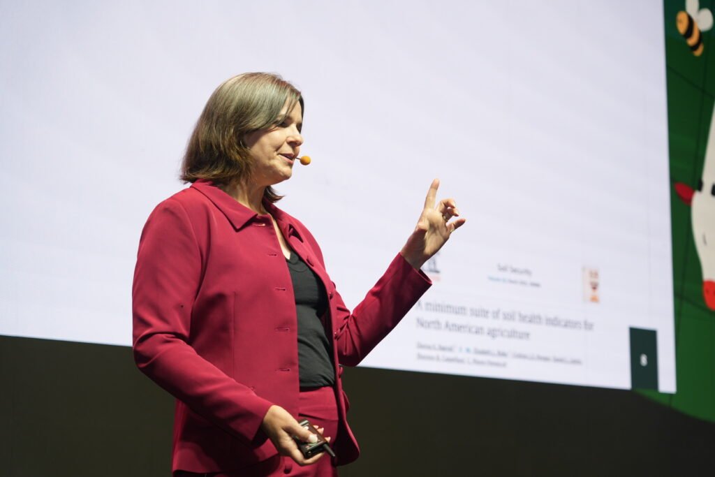 El brasileño Leonardus Vergütz aseguró que «es posible revertir el daño de los suelos argentinos», pero advirtió que «el cambio es urgente y necesario». A su vez, la estadounidense Cristine Morgan sostuvo que un buen manejo del suelo es clave para construir sistemas agrícolas más resilientes.