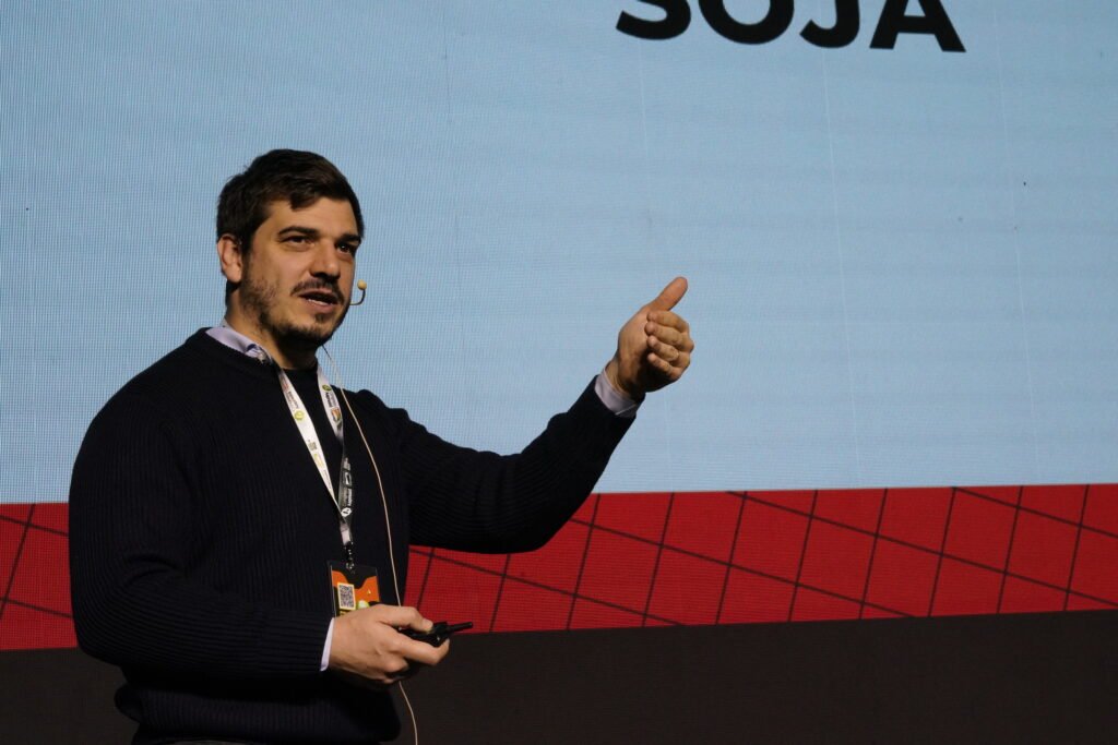 En el Congreso Aapresid 2026, referentes de peso anticiparon las novedades que aguardan al trigo, soja, maíz y girasol, con la mirada puesta en la promesa de mayores rindes y los desarrollos que discute el sector.