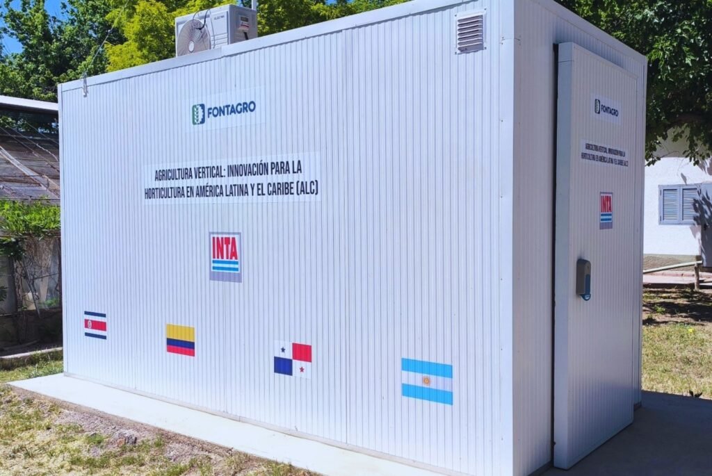 Ensayos del INTA Mendoza confirmaron que estos sistemas permiten producir más en menor superficie, reducir el uso de agua y sostener la producción con mayor eficiencia de uso de insumos y previsibilidad.