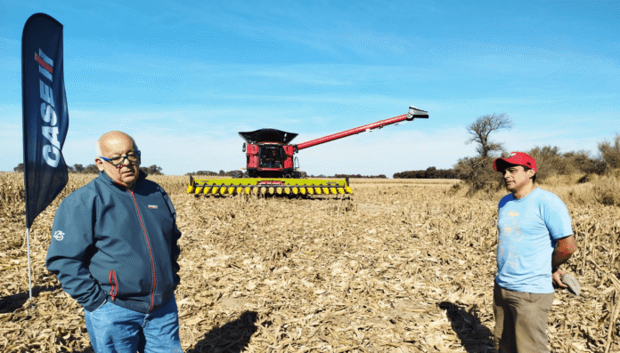 productores mirando cosechadora maquinaria agricola