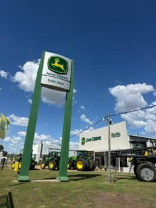 La empresa participará del 21 al 25 de septiembre en Cañuelas con una propuesta que incluye tractores John Deere, maquinaria para heno y forraje y diferentes herramientas orientadas a acompañar las necesidades de los productores ganaderos.
Ratto Hnos.